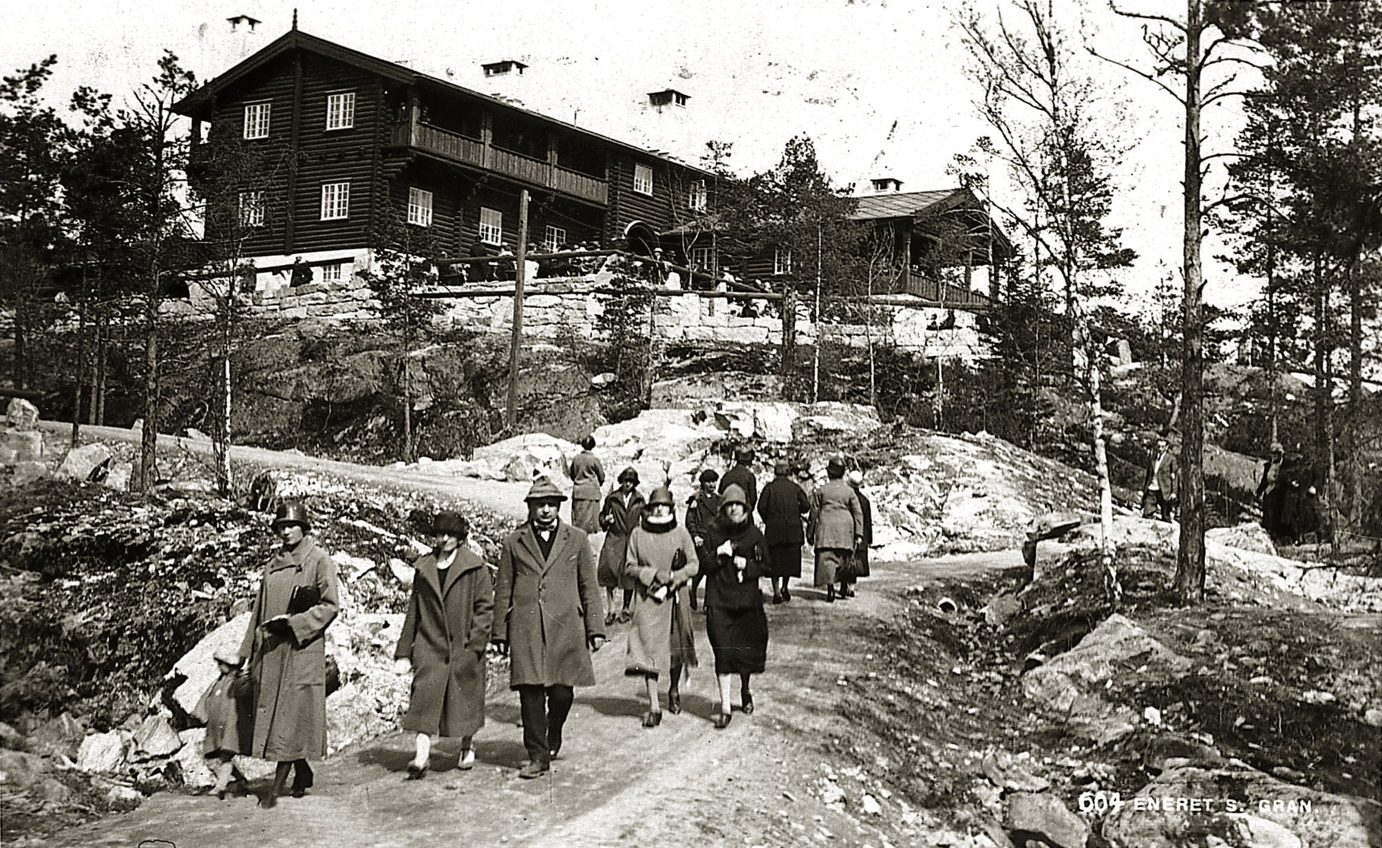 sort hvitt fotografi fra 1920-tallet av mennesker p&aring; tur