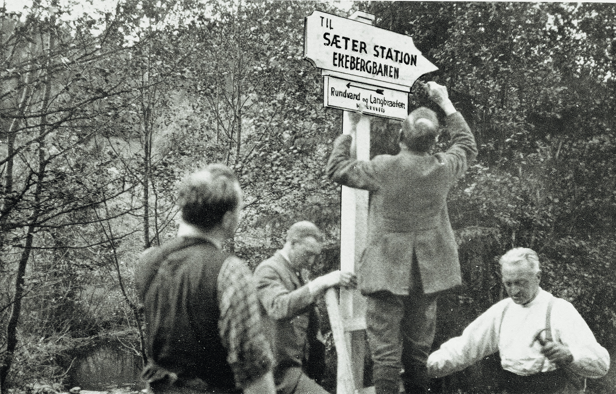 Et sort hvitt bilde fra tidlig 1900-tallet av det sf&oslash;rste turskiltet i Oslomarka