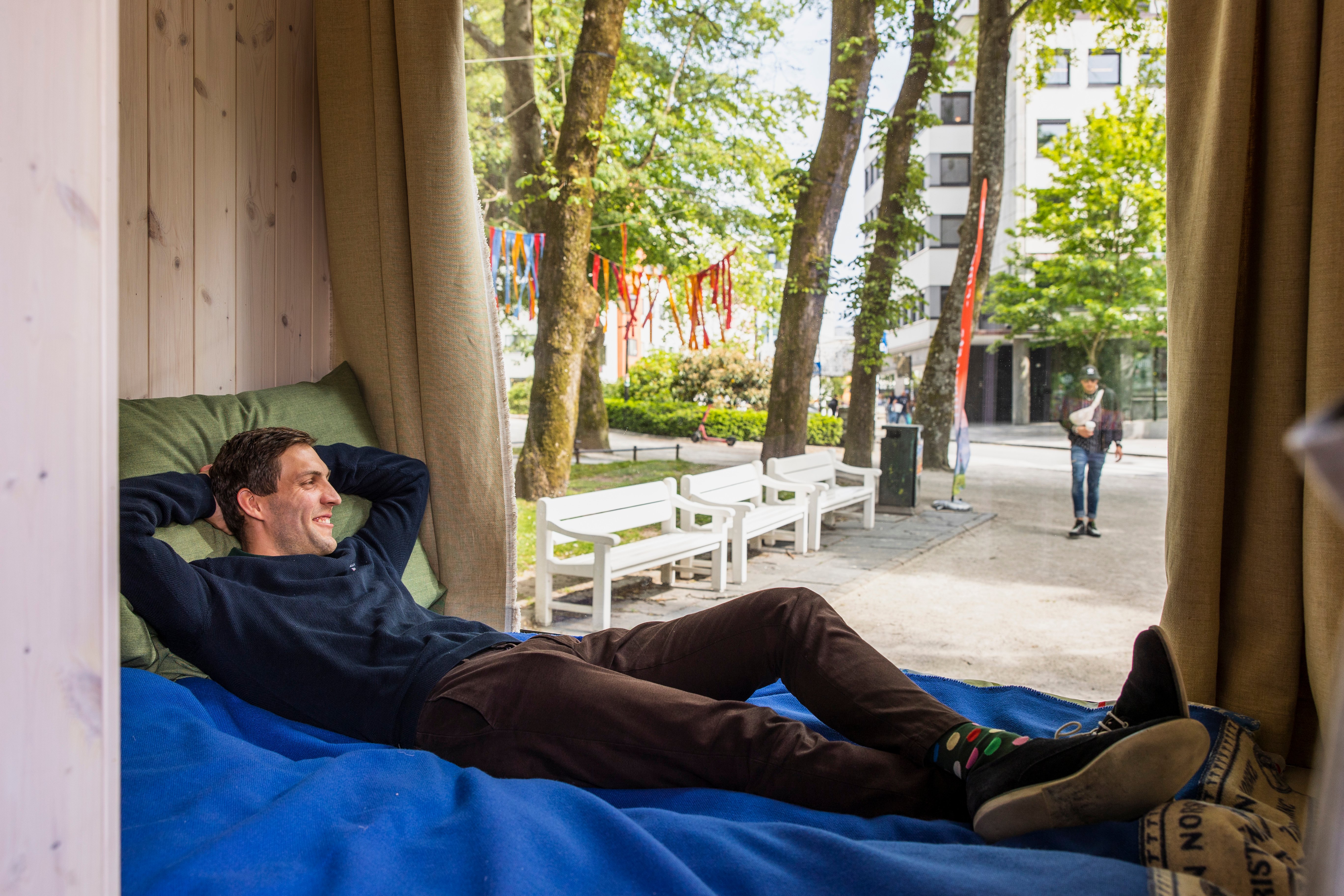 mann i en hytte midt i en by