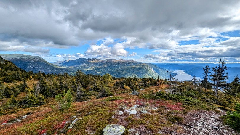 Utsikt av fjell med vann i bakgrunnen