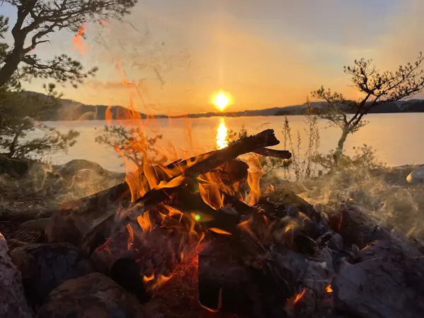 Bål i solnedgang