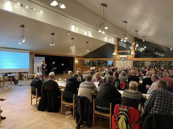 Årsmøtedeltakere ser på presentasjon