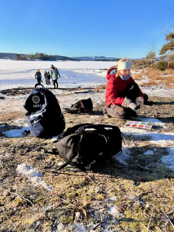 På stranden