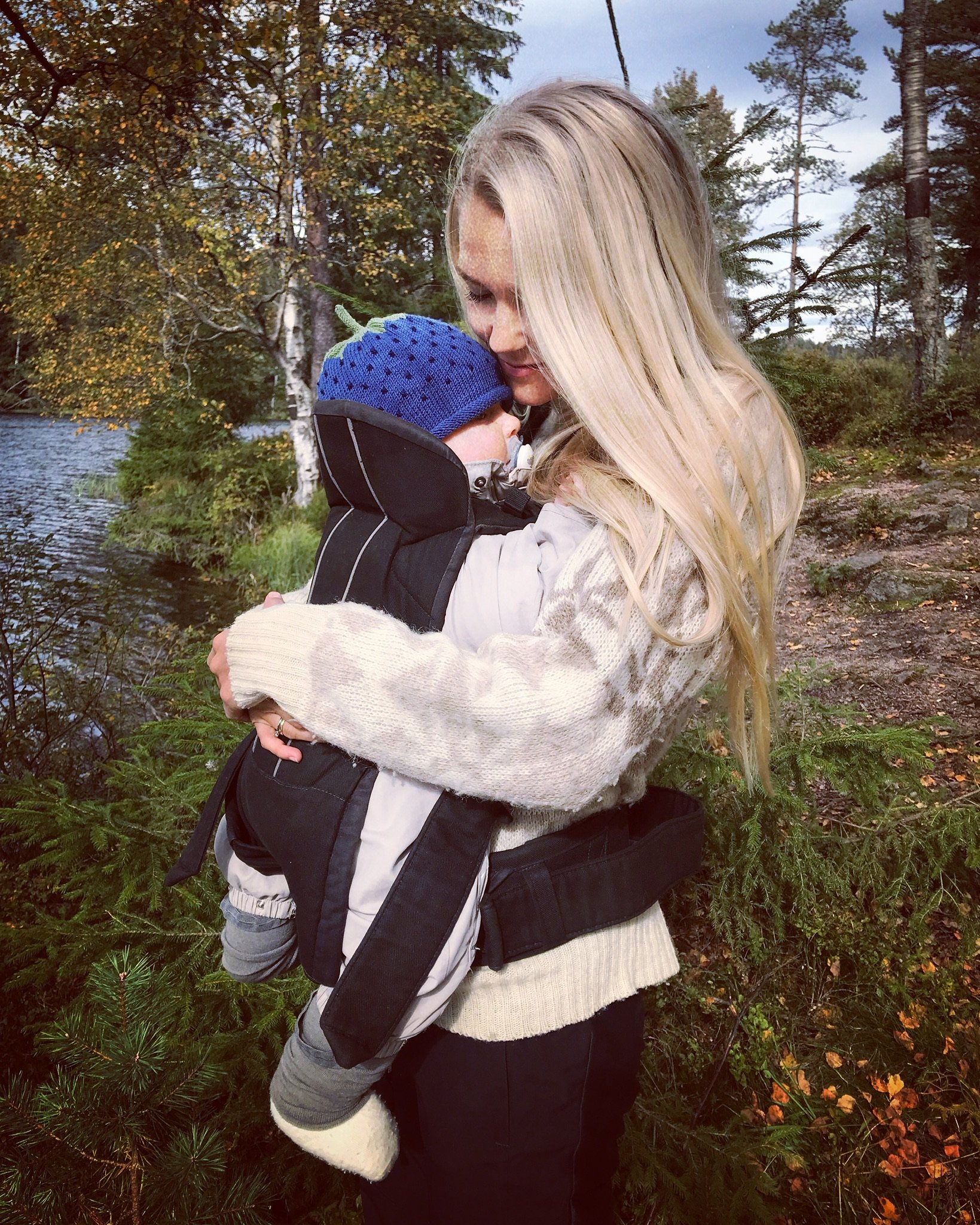 mor som b&aelig;rer en baby i b&aelig;resele