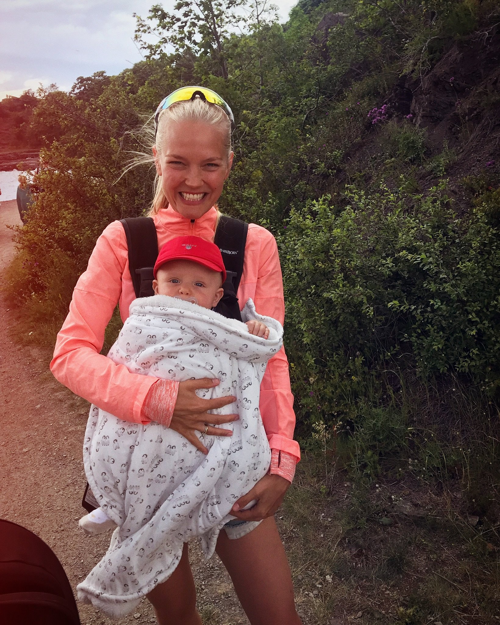 mor med baby i b&aelig;resele