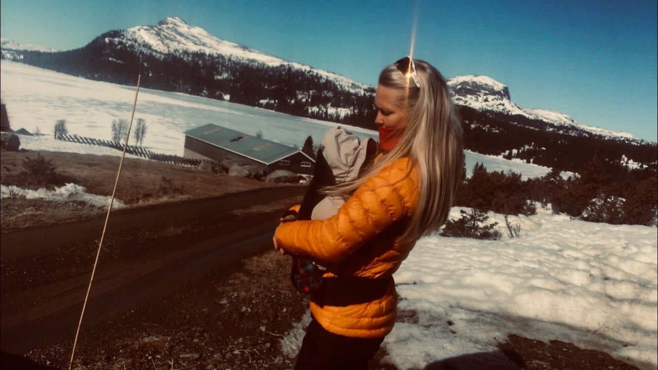 moor med baby i armene