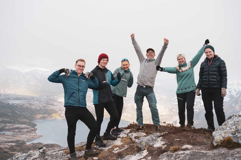 En gjeng ungdom på toppen av Litltind