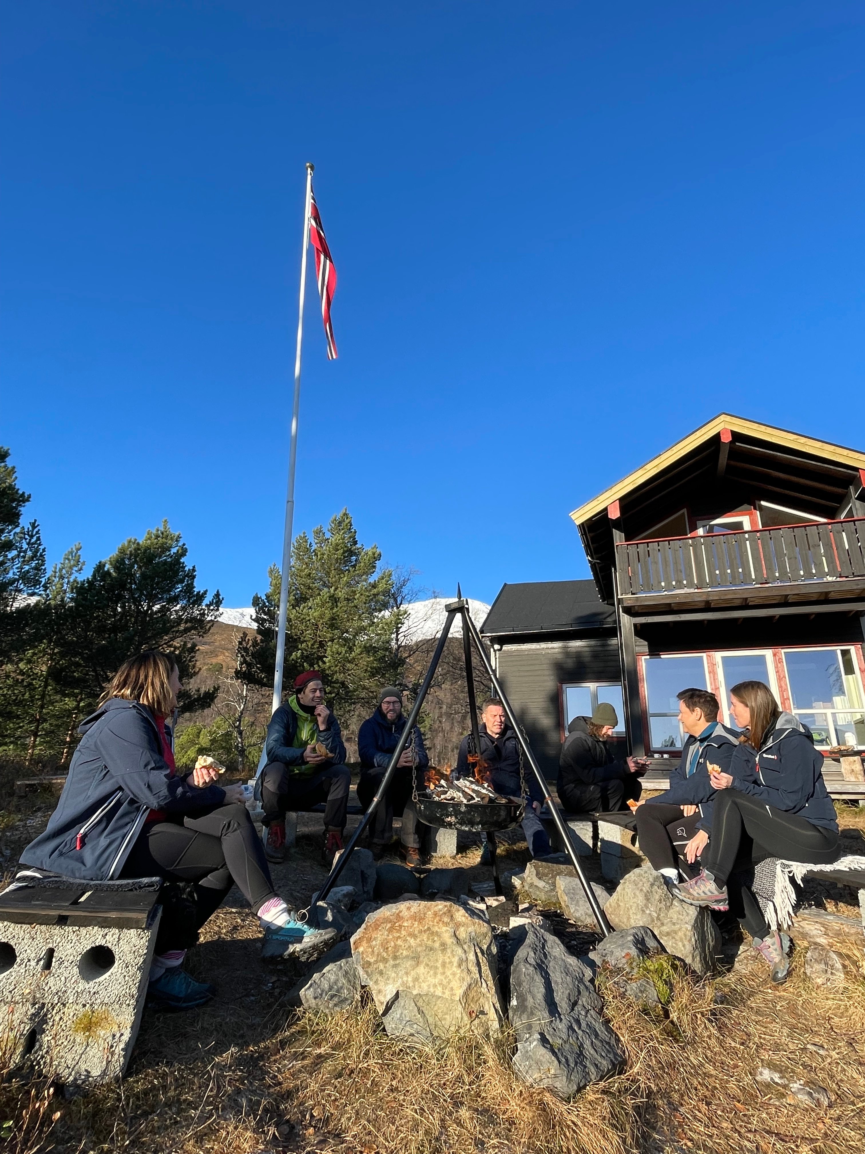 Bålprat og utdeling av tilskudd på Skorgedalsbu
