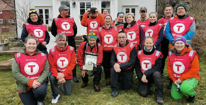 En gruppe personer som har på seg DNTs ambassadørvest