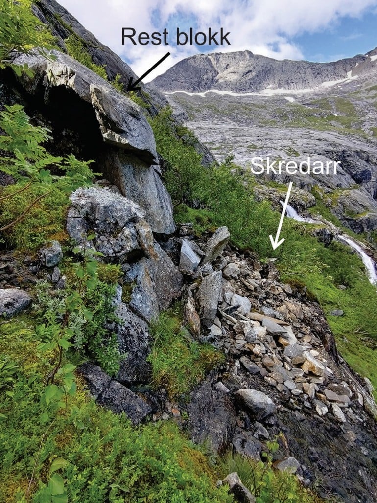 Steinblokk over steinras i ei bratt fjellside. 