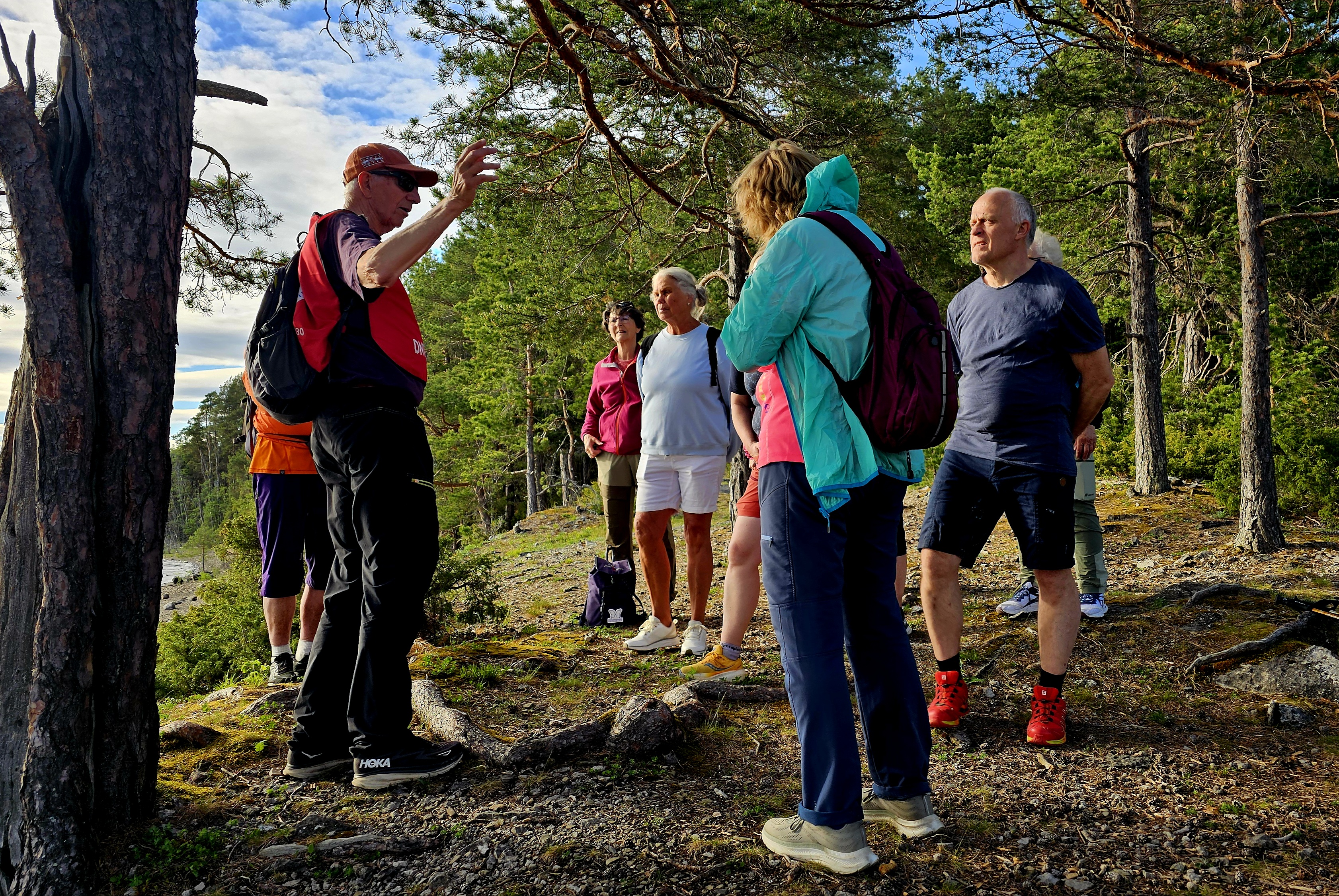Turleder forteller om kalkutvinninga i omr&aring;det
