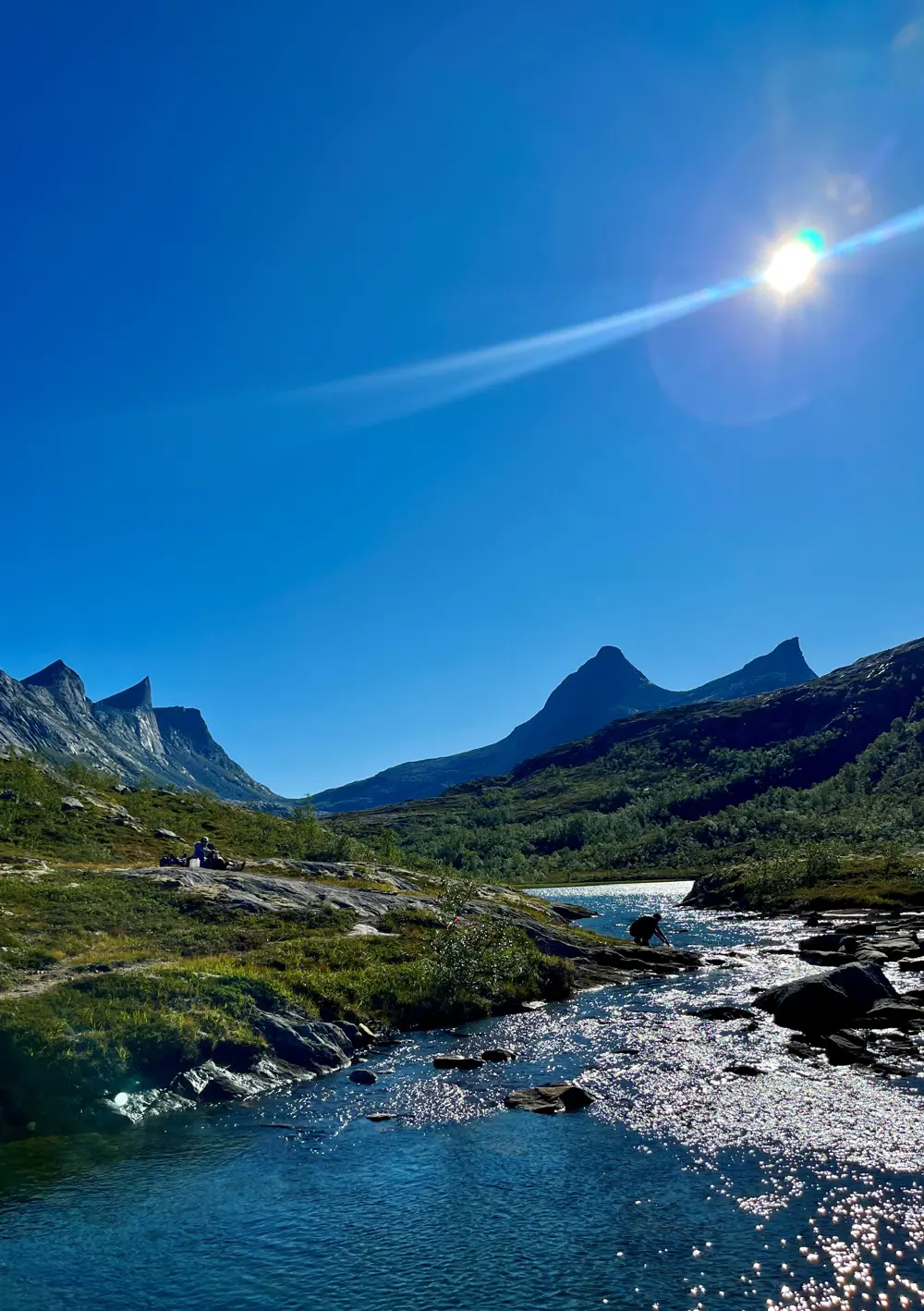 Fjell og elv på sommerstid.