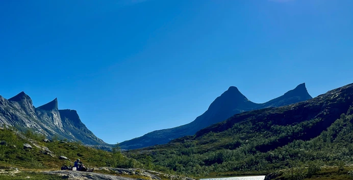 Fjell og elv på sommerstid.