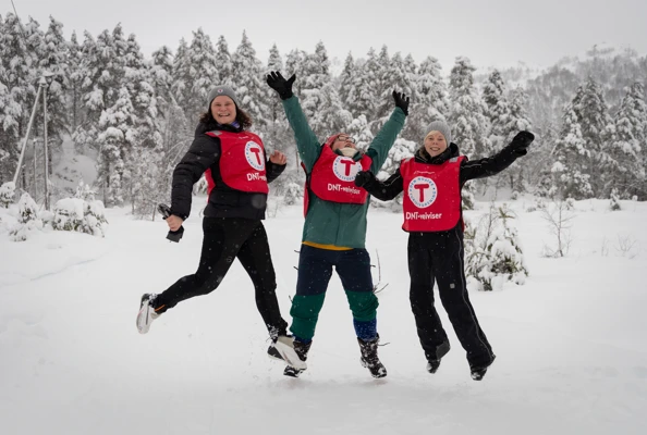 Frivillige på arrangement som hopper i snøen