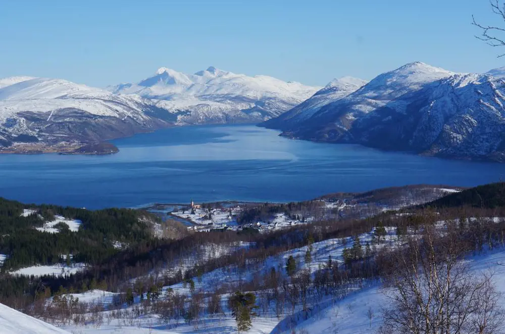 Snøkledde fjell og fjord