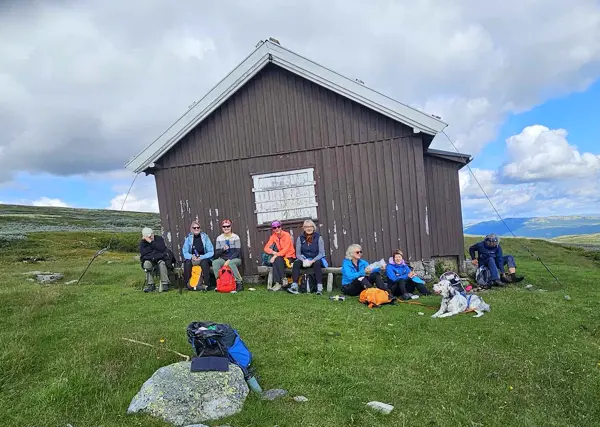 Turfolk i hyttevegg
