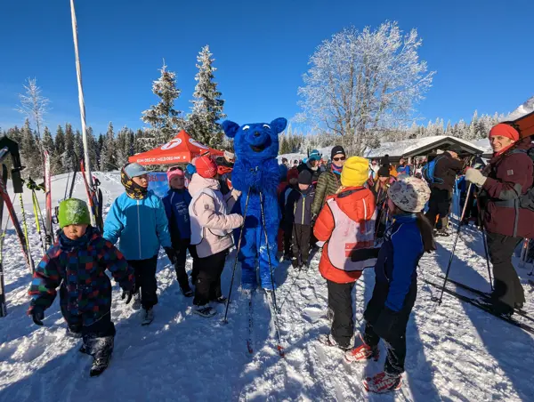 Ungdommer med hundespann.