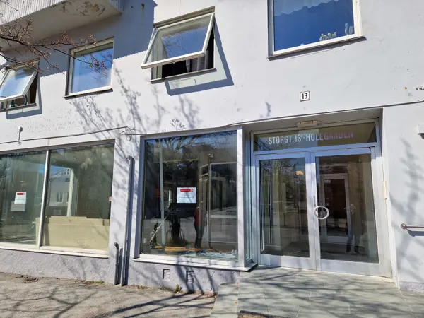 Bilde av et grått lokale med store vinduer