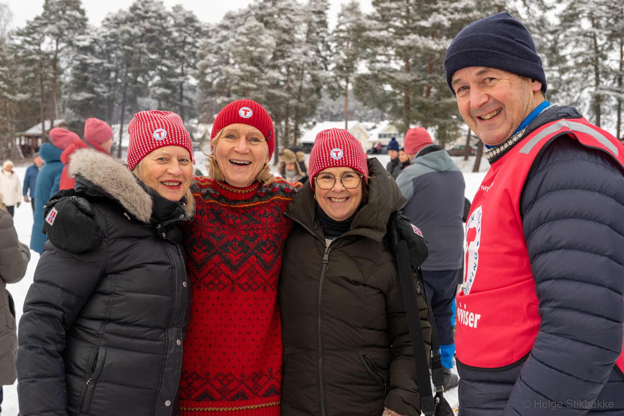 Fire blide mennesker med lue.