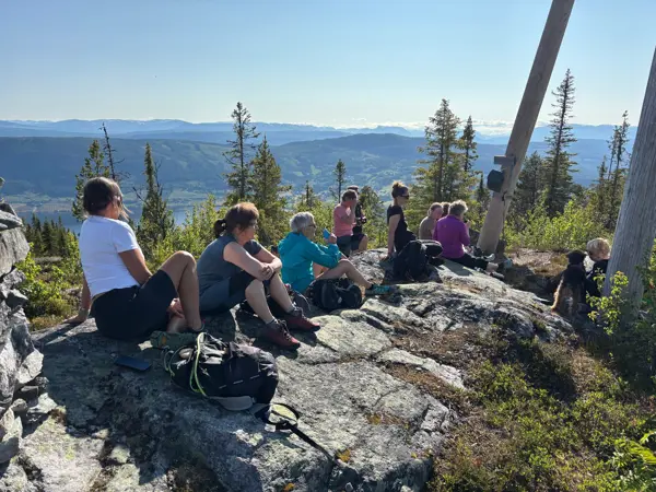 Triveleg kveldsstund på Øverliberget, her mot Vangsfjell bak Slidreåsen og Kvithøvd