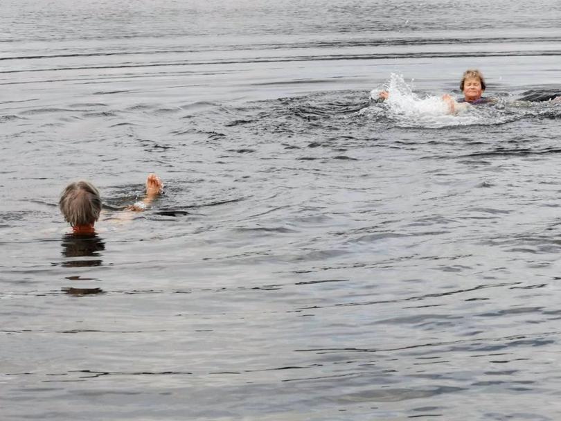 Deltagere på Onsdagsgruppas fjelltur tar seg et bad.
