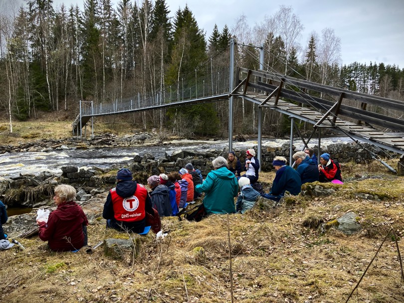 Matpause nede ved brua ved Sørgefoss