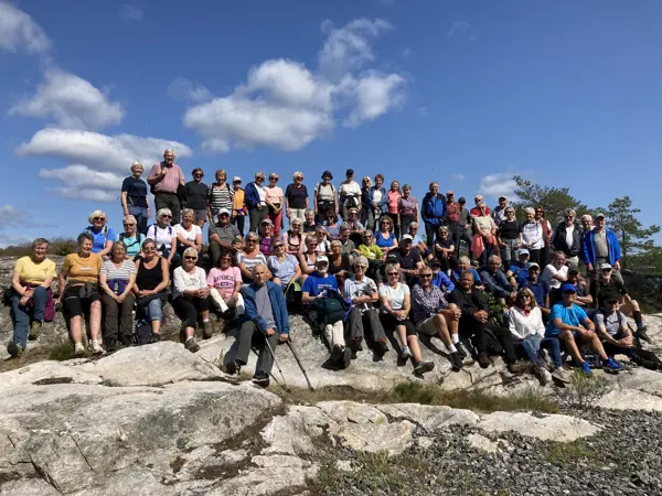 Mange mennesker på fjell