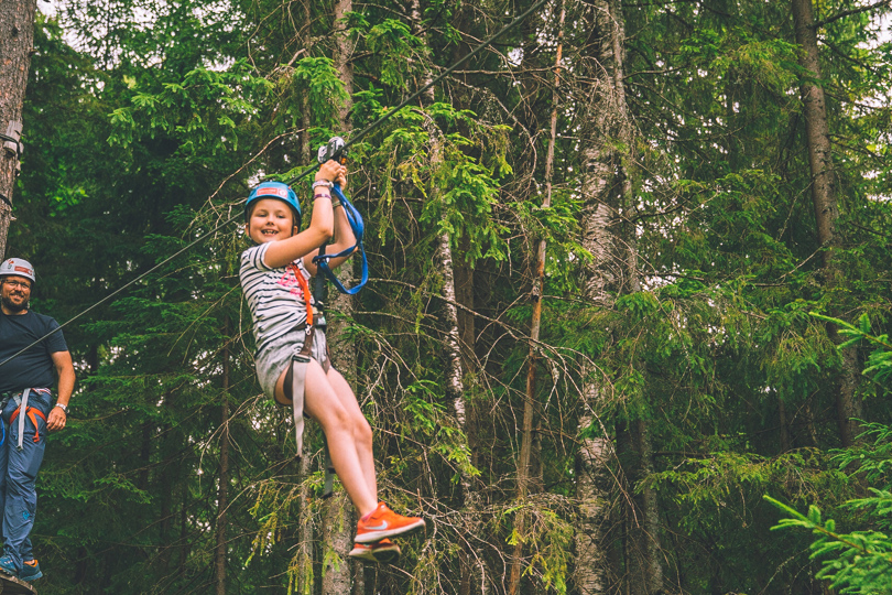 Jente som kjører zipline