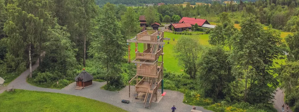 Dronebilde klatretårnet, sommer.
