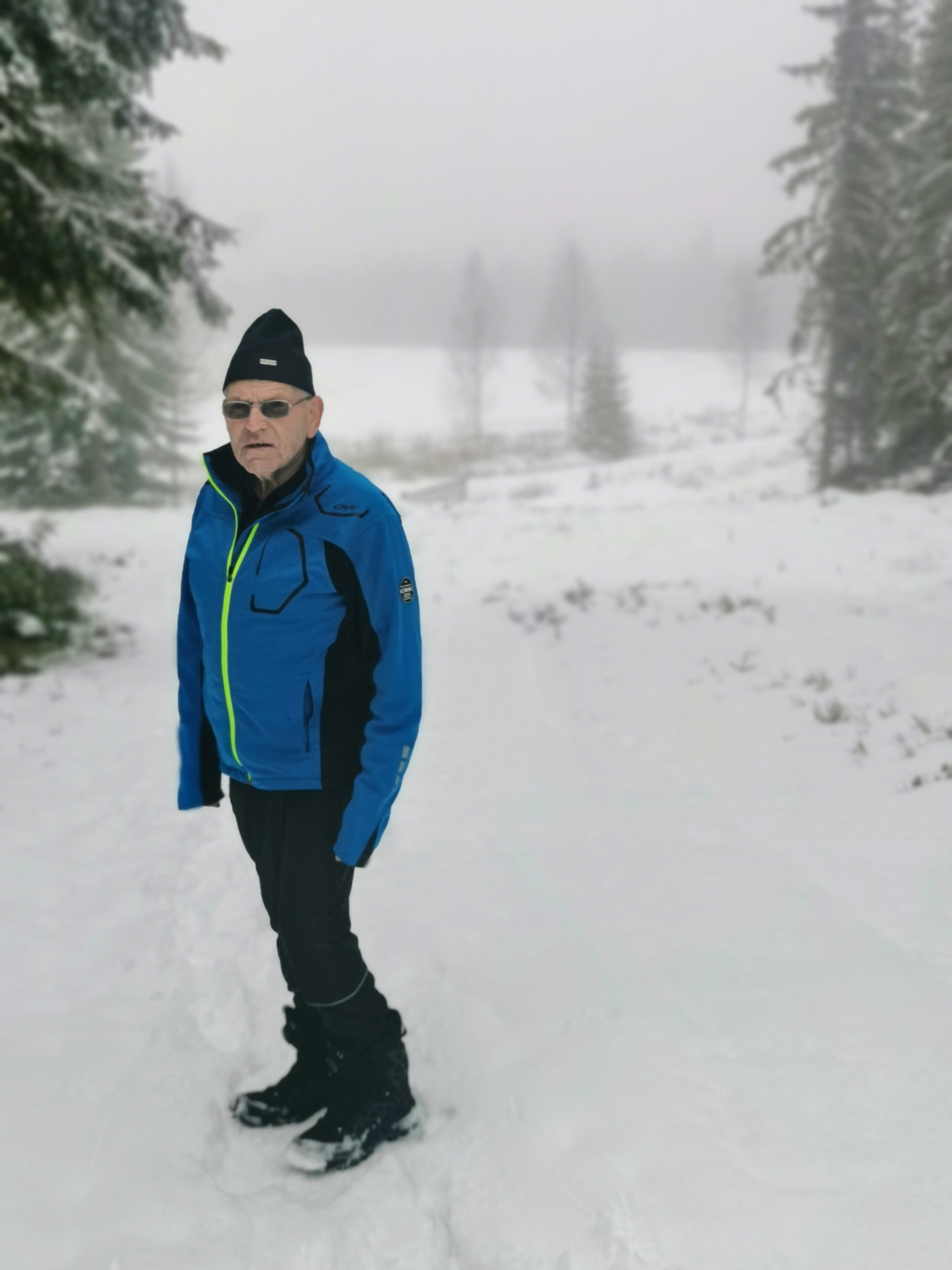 Frivillig mann ute i snøen