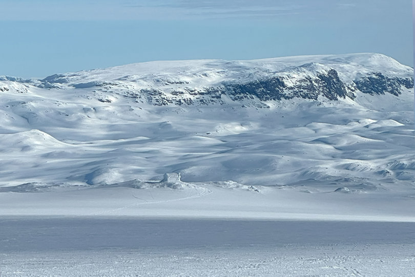 Utsikt over snøkledte fjell 