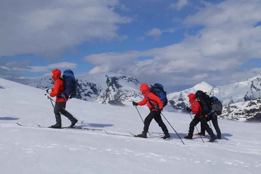 Skiløpere i med sekk i fjellet.