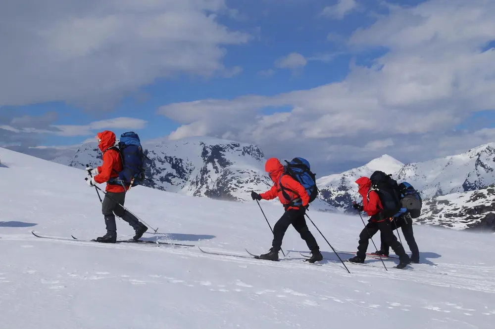 Skiløpere i med sekk i fjellet.