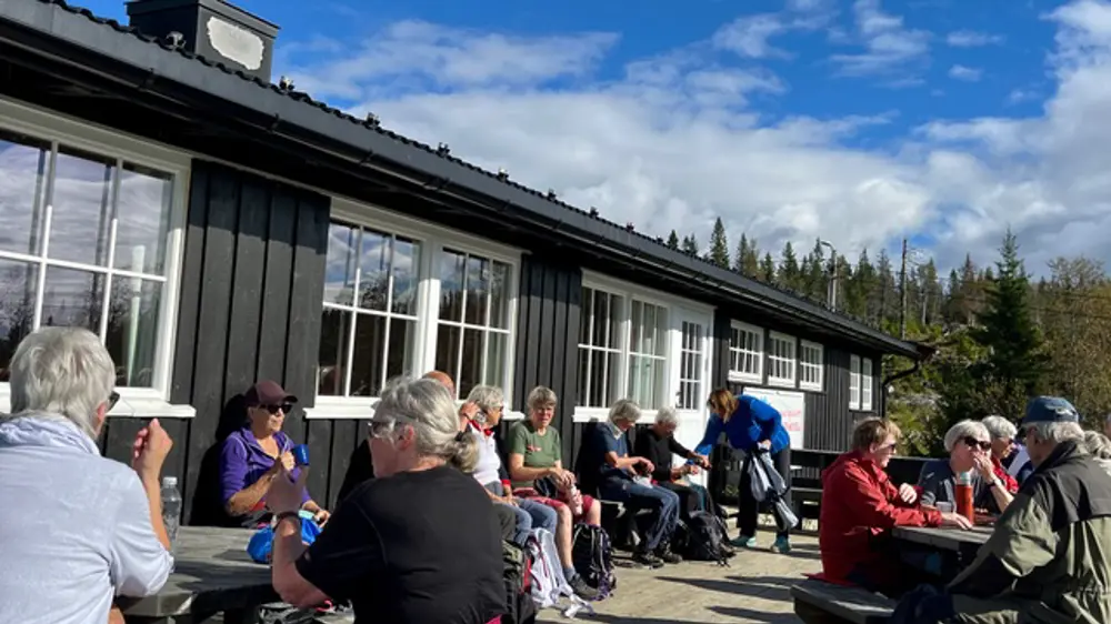 Stor gjeng samlet på terrassen på Lageråkvisla
