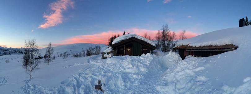 Gryttbaksetra dekket i snø i solnedgangen