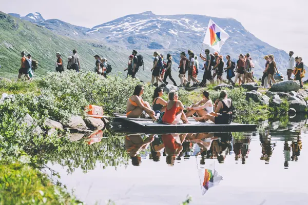Mennesker ved et vann i naturen