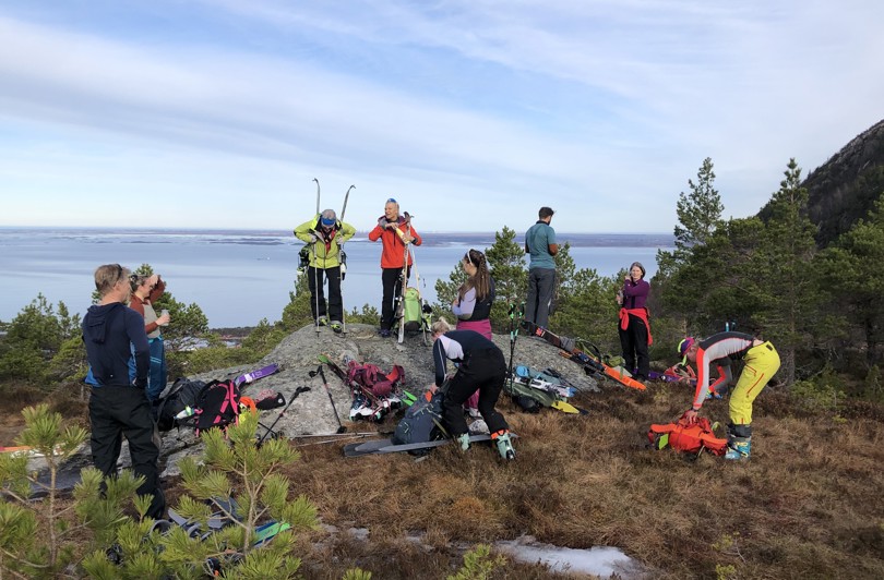 Turfølget til fots på vei opp fjellet