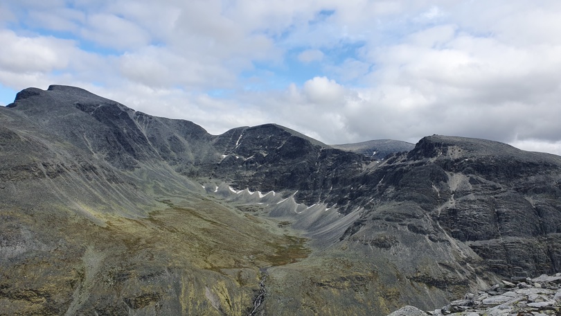 massivet med Rondslottet og Vinjeronden, Storronden bak til høyre
