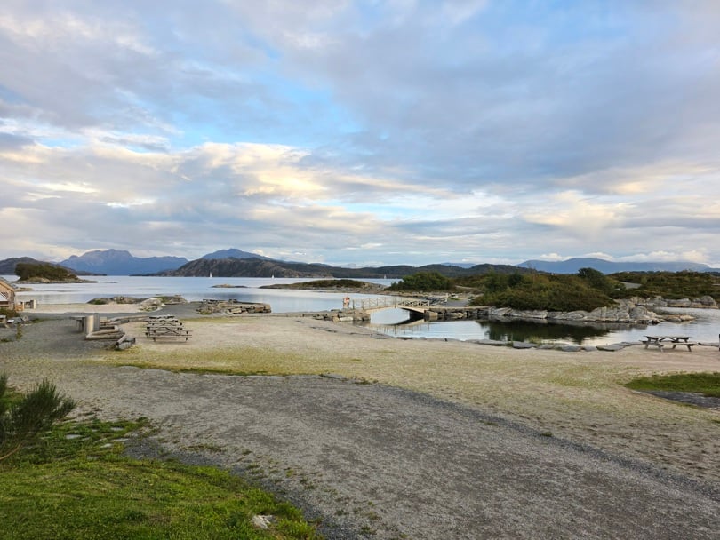 strandområde ved norskekysten. det er overskyet og rolig vann