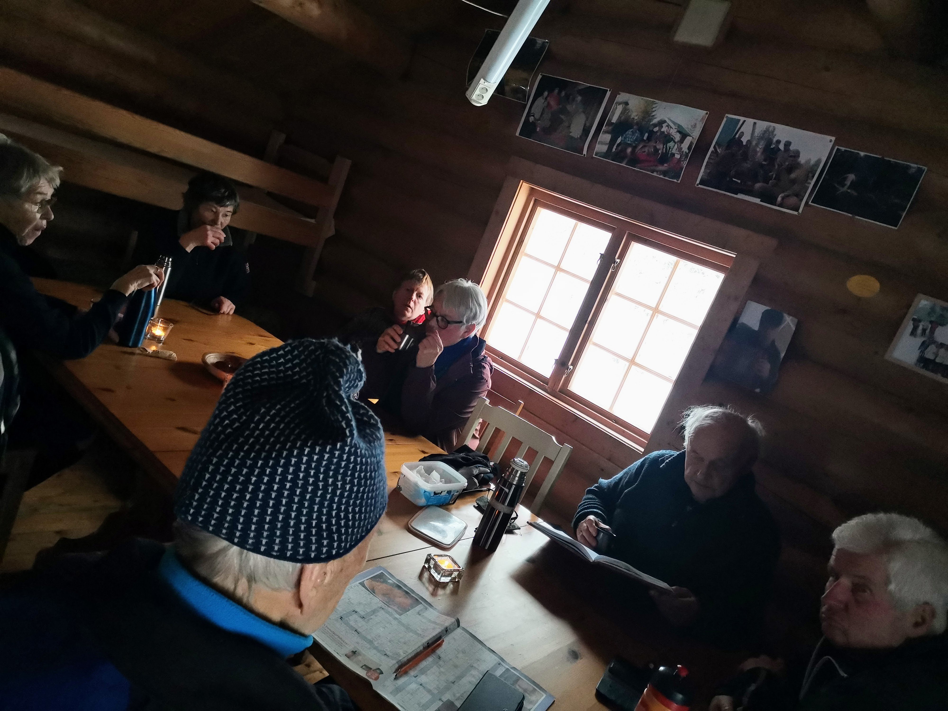 Inne i t&oslash;mmerkoia sitter det flere eldre mennesker.