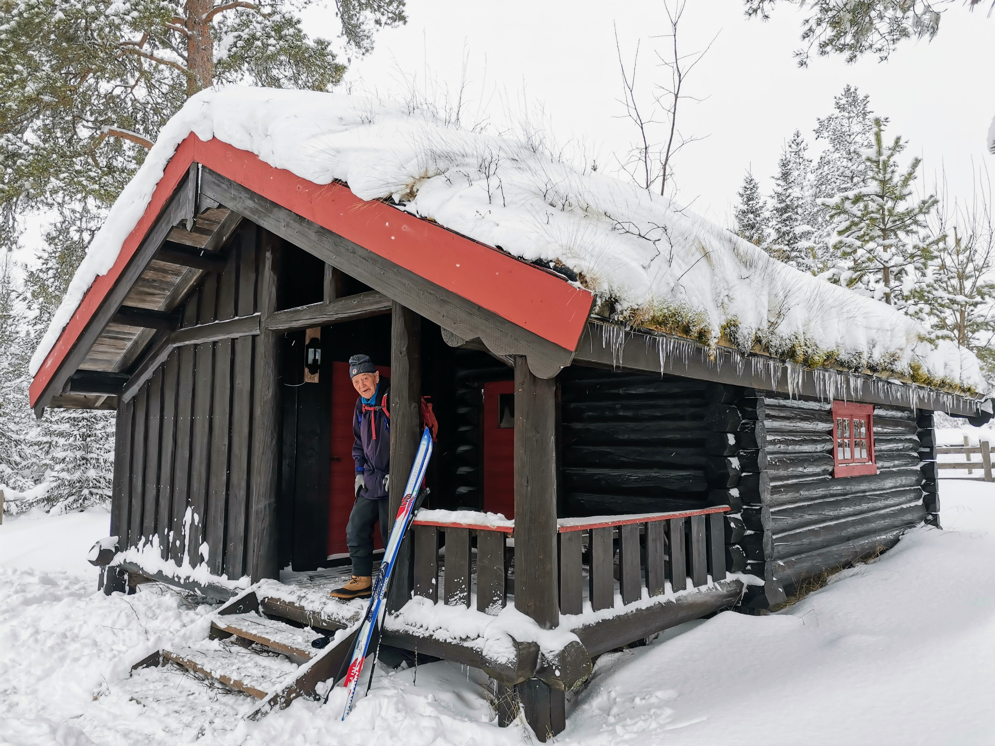 Eldre mann ved t&oslash;mmerkoie