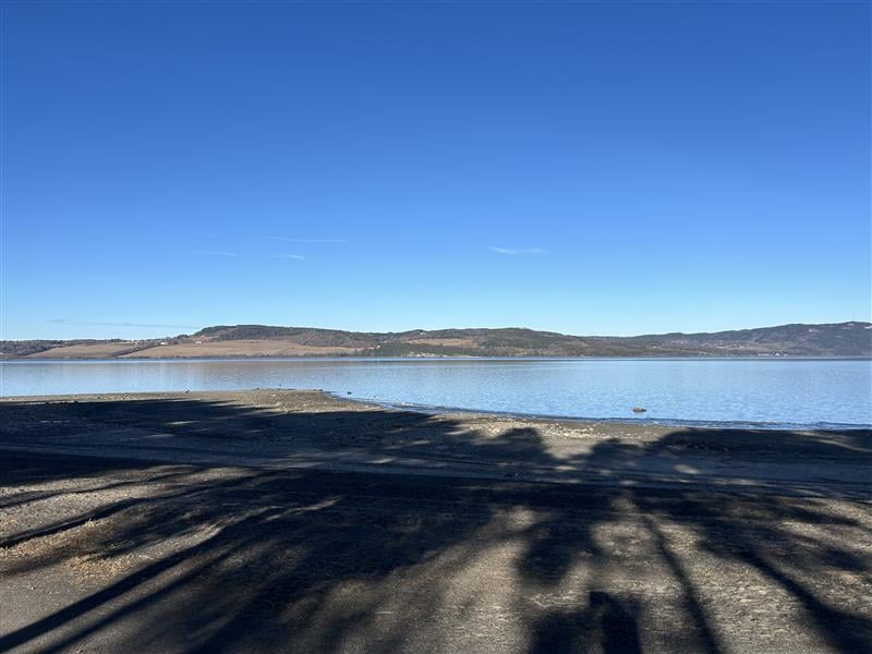 Utsikt over Mj&oslash;sa fra Furubergstranda