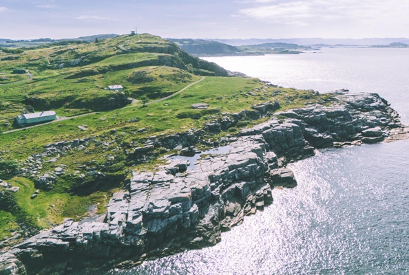 Et dronebilde av Fjøløy.
