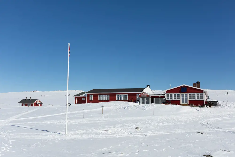 Mårbu turisthytte på Hardangervidda en fin vinterdag. Foto Anders Blom