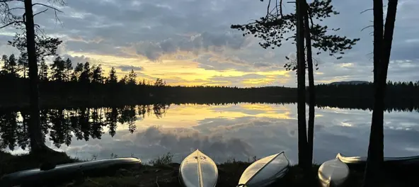 Solnedgang og kanoer