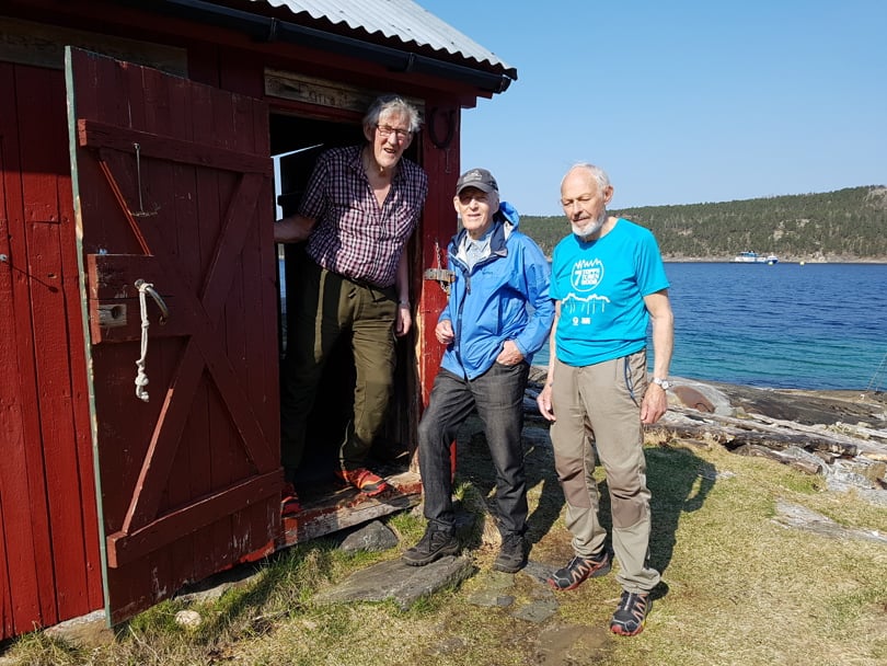 Tre eldre herrer i døra til Egnarbua, et naust ved Gjælentunet