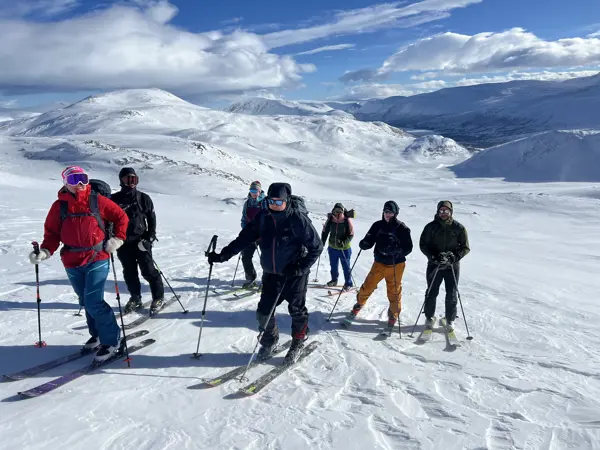 Fornøyd turfølge på vei til Tohatten