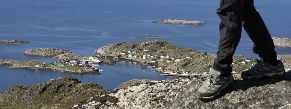 Tursko på fjelltopp ved havet