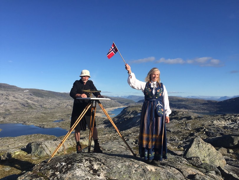 Dame med Nordlandsbunad og topografkledt mann