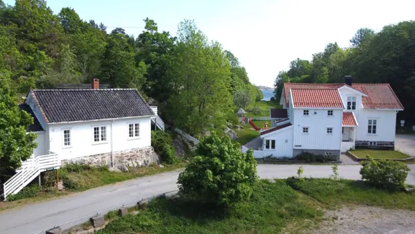Randvik kystledhytte. Fredriks hus til venstre. Hovedhytta til høyre.